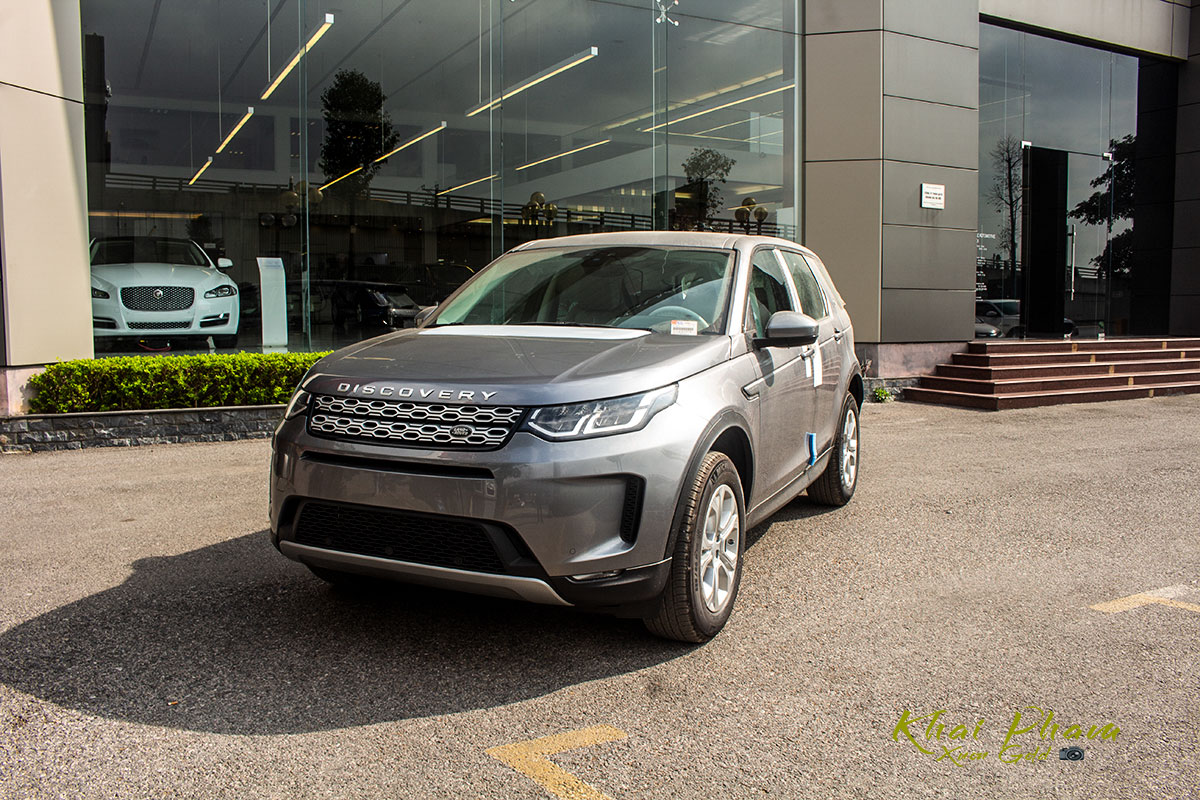Hình ảnh chụp trước phải xe Land Rover Discovery Sport S 2020