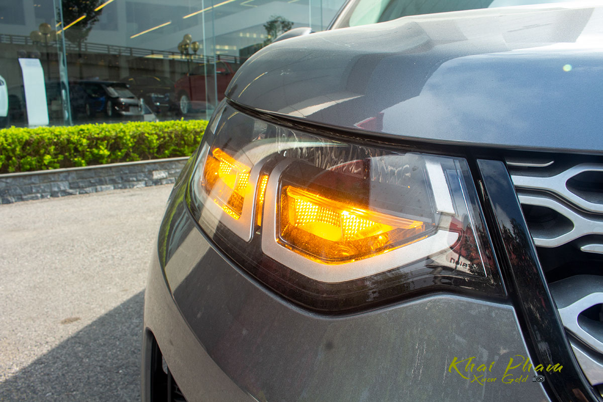 Hình ảnh chụp đèn pha xe Land Rover Discovery Sport S 2020 sáng