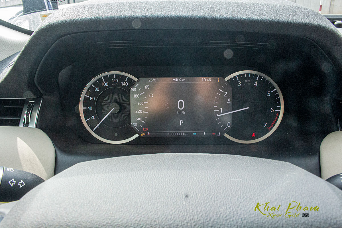 Hình ảnh chụp đồng hồ xe Land Rover Discovery Sport S 2020 sáng
