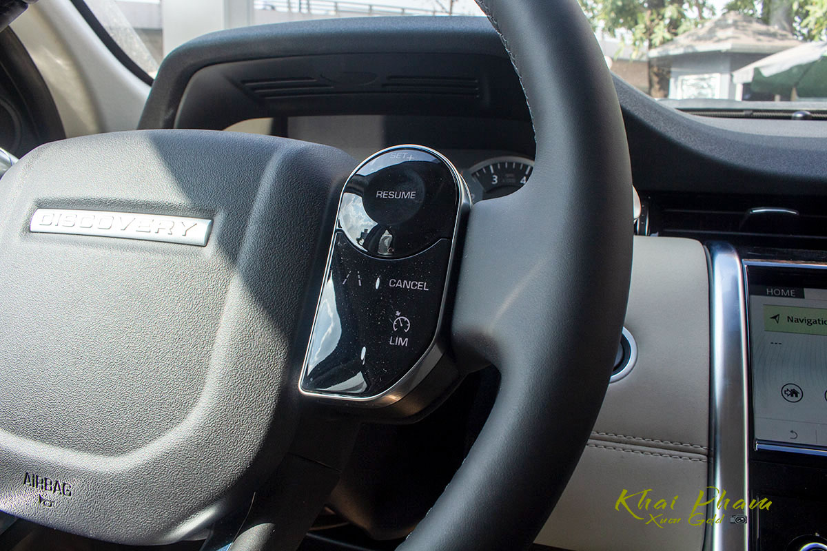 Hình ảnh chụp nút bấm vô-lăng xe Land Rover Discovery Sport S 2020 1