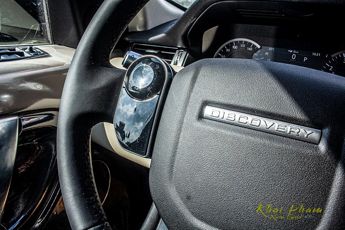 Hình ảnh chụp nút bấm vô-lăng xe Land Rover Discovery Sport S 2020