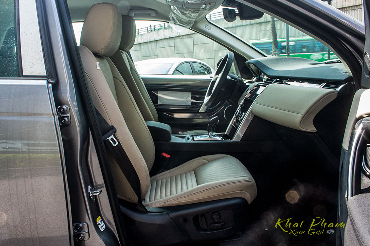 Hình ảnh chụp ghế phụ xe Land Rover Discovery Sport S 2020 sáng