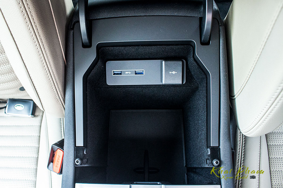 Hình ảnh chụp hộp đồ xe Land Rover Discovery Sport S 2020