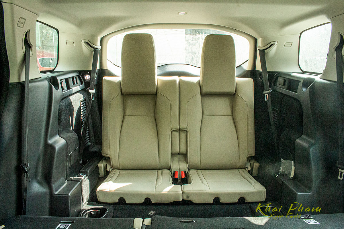 Hình ảnh chụp ghế sau cùng xe Land Rover Discovery Sport S 2020 1