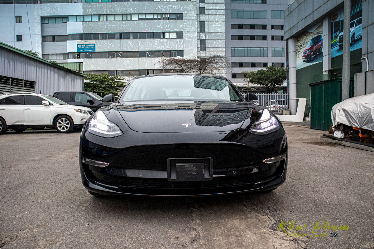 Ảnh chụp đầu xe Tesla Model 3 2020