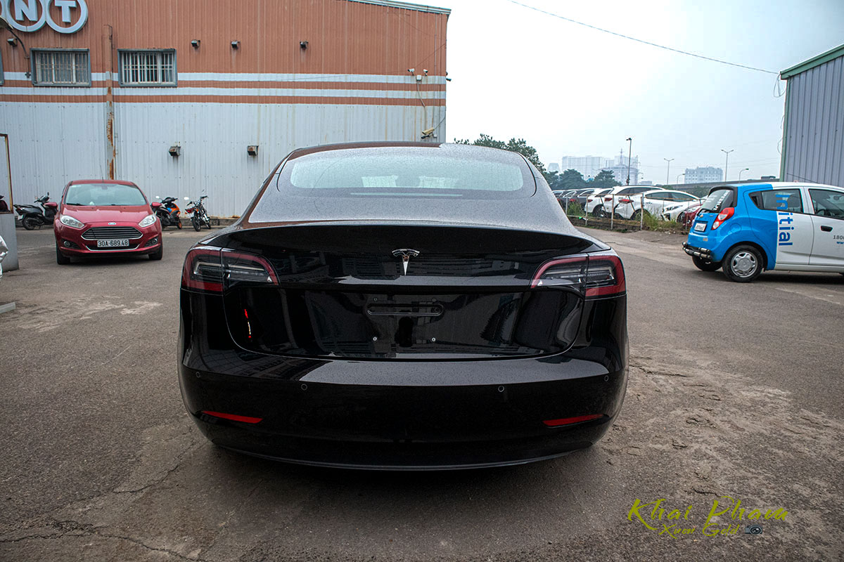 Ảnh chụp đuôi xe Tesla Model 3 2020