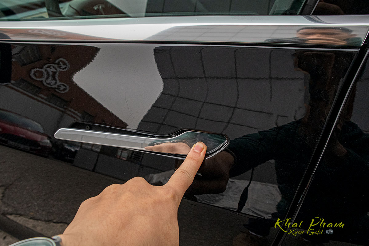 Ảnh chụp tay nắm cửa xe Tesla Model 3 2020