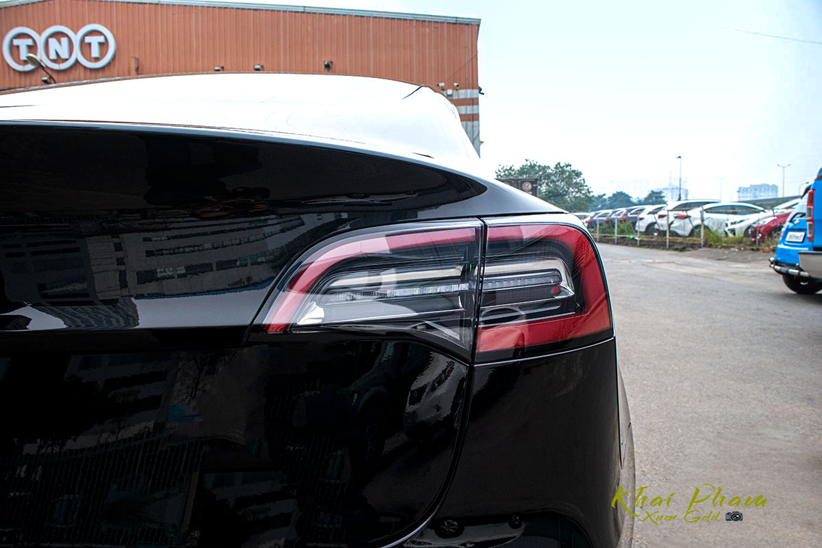 Ảnh chụp đèn hậu xe Tesla Model 3 2020 1