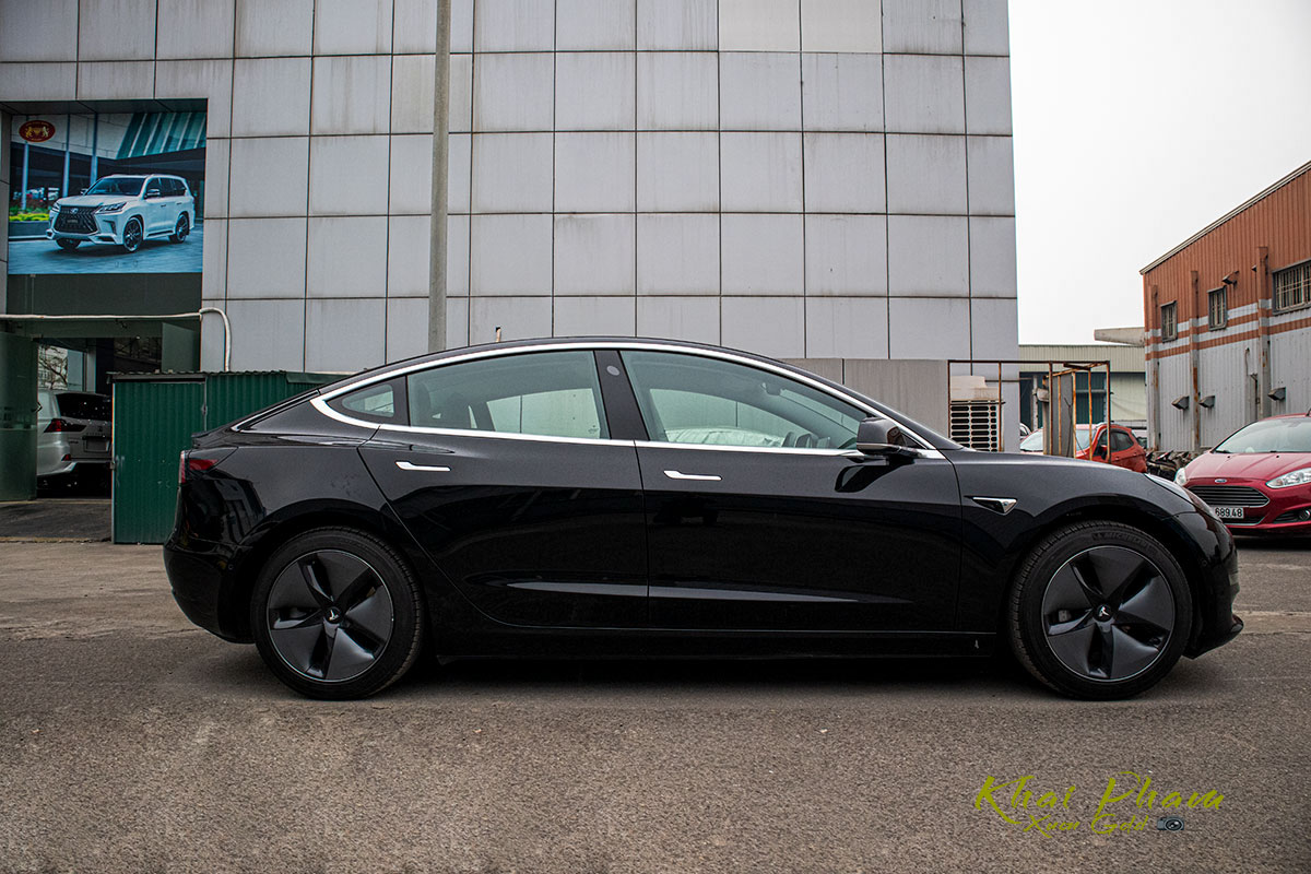 Ảnh chụp thân xe Tesla Model 3 2020