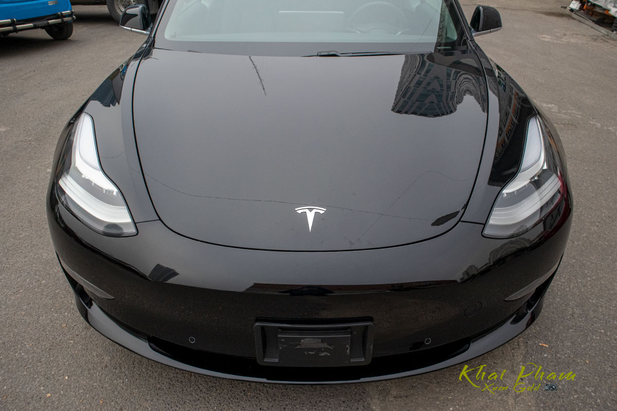 Ảnh chụp mui xe Tesla Model 3 2020
