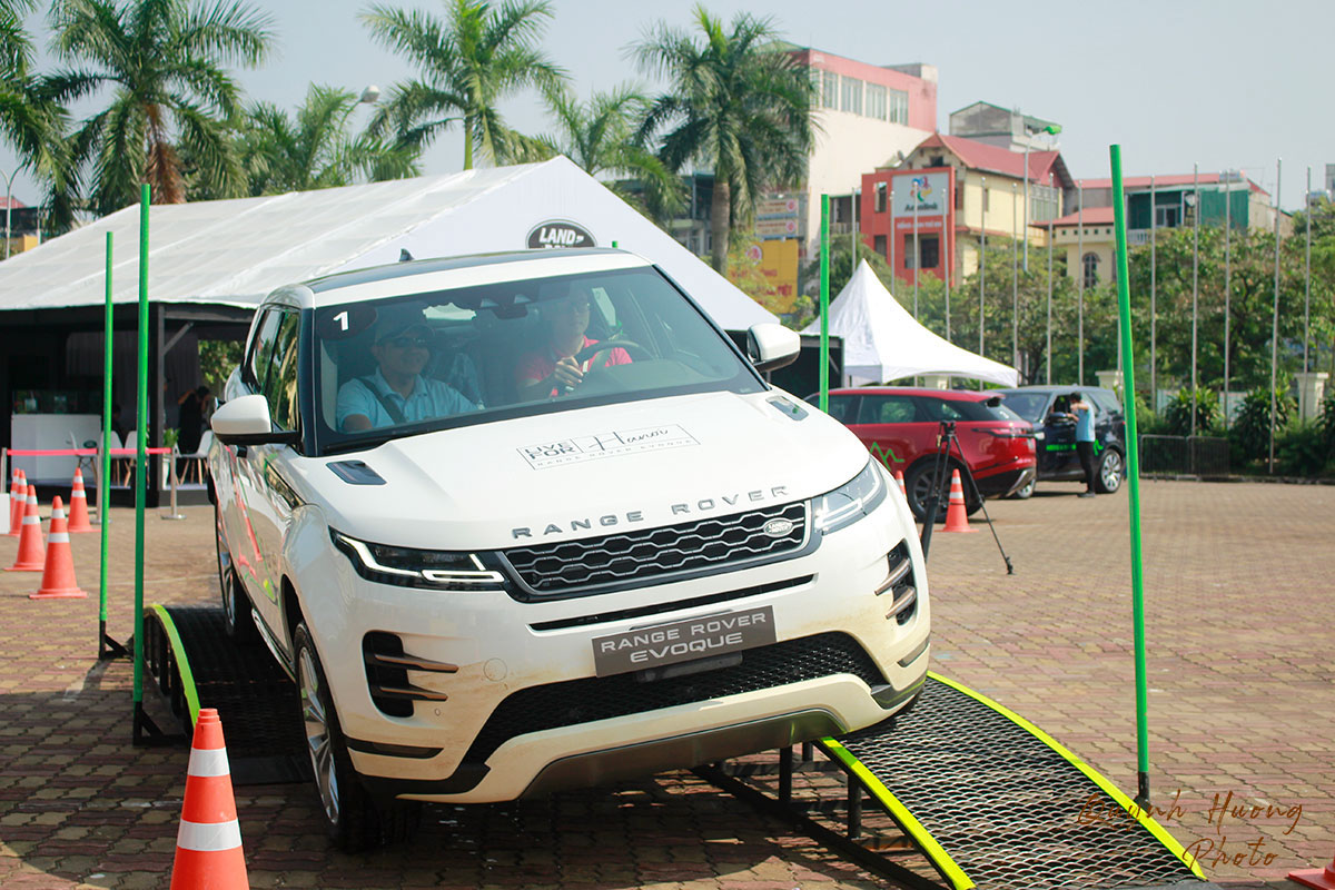 Đại lý dành ưu đãi 100% lệ phí trước bạ khi khách hàng mua xe Jaguar & Land Rover tại Việt Nam a4