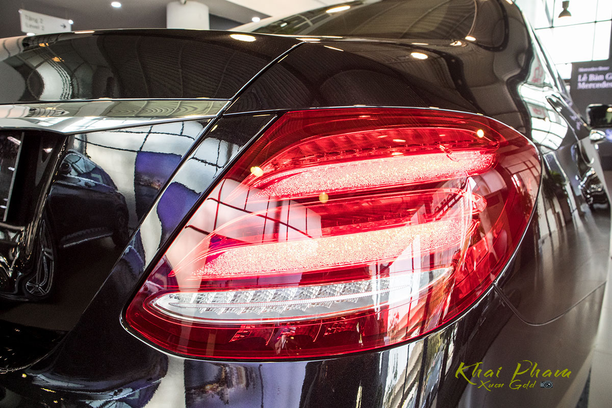 Ảnh chụp đèn hậu xe Mercedes-Benz E 200 Exclusive 2020