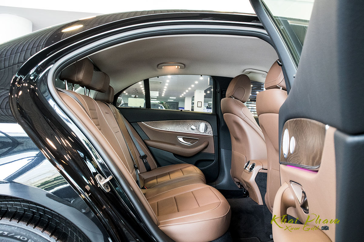 Ảnh chụp ghế sau xe Mercedes-Benz E 200 Exclusive 2020