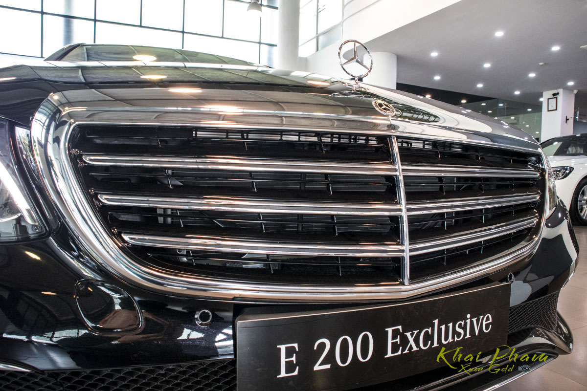Ảnh chụp lưới tản nhiệt xe Mercedes-Benz E 200 Exclusive 2020