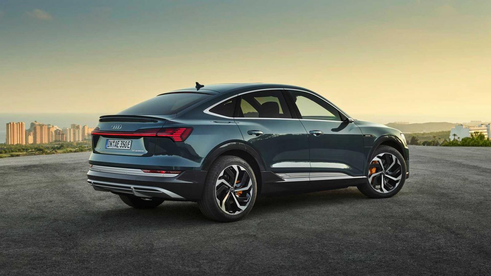 Audi e-tron Sportback bắt mắt hơn.