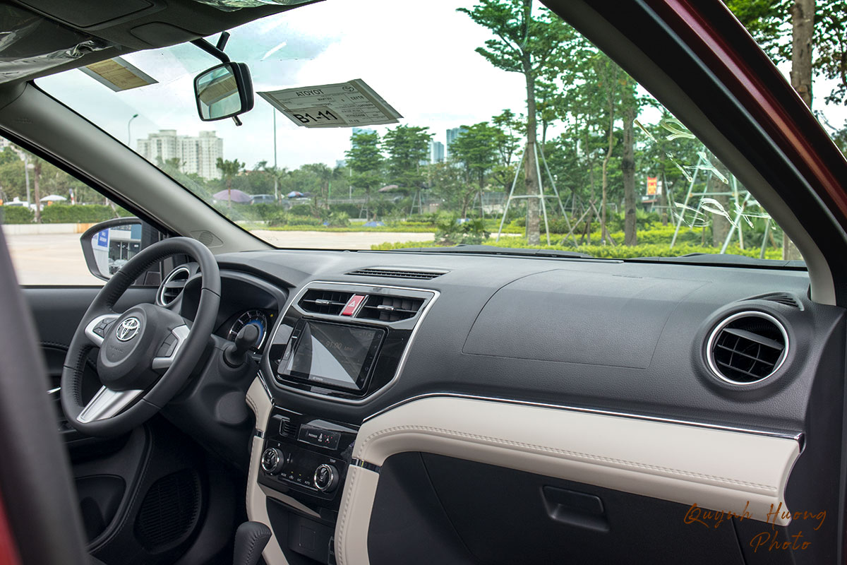 Ảnh chụp khoang lái xe Toyota Rush 2020