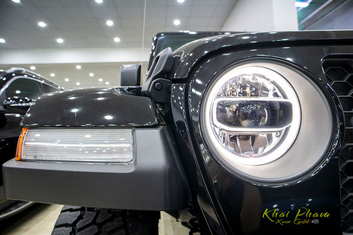Ảnh chụp đèn pha sáng xe Jeep Gladiator Rubicon 2020