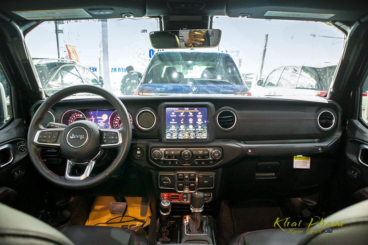 Ảnh chụp khoang lái xe Jeep Gladiator Rubicon 2020 1