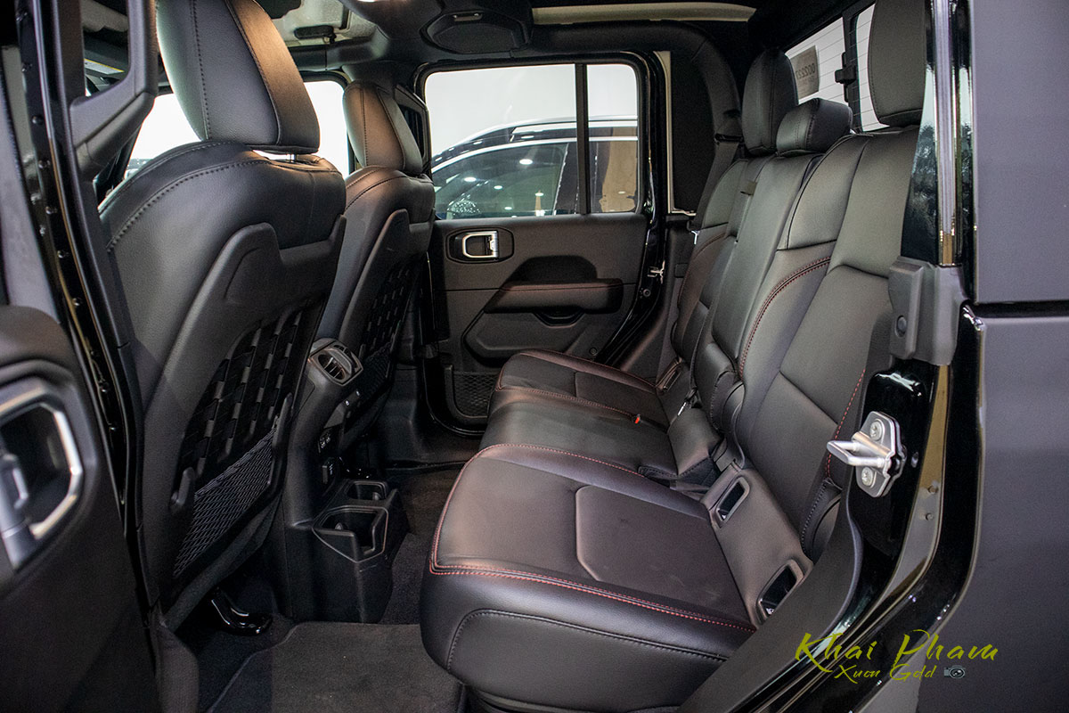 Ảnh chụp ghế sau xe Jeep Gladiator Rubicon 2020