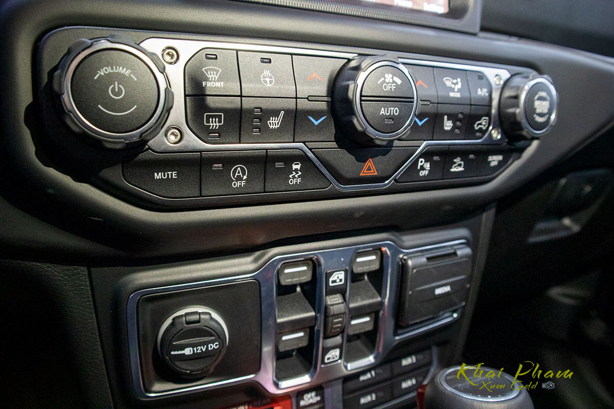 Ảnh chụp điều hoà xe Jeep Gladiator Rubicon 2020 2e