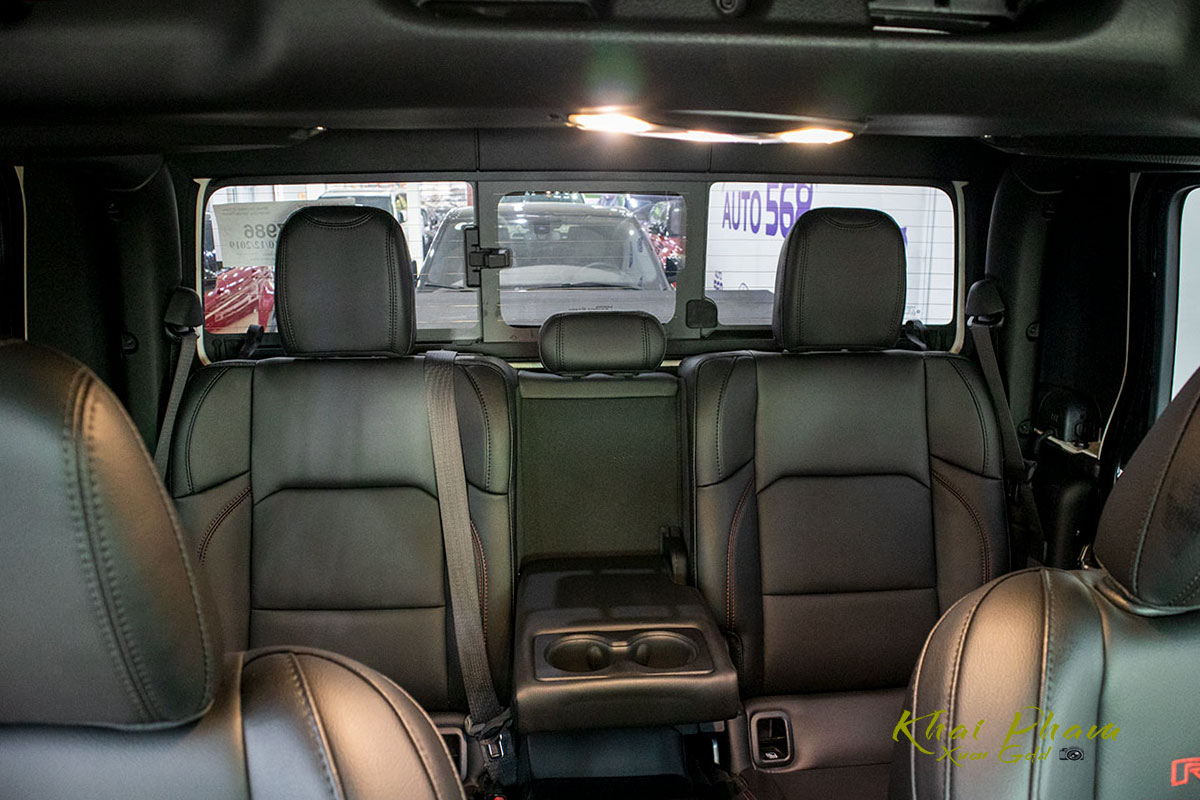 Ảnh chụp chính giữa ghế sau xe Jeep Gladiator Rubicon 2020 
