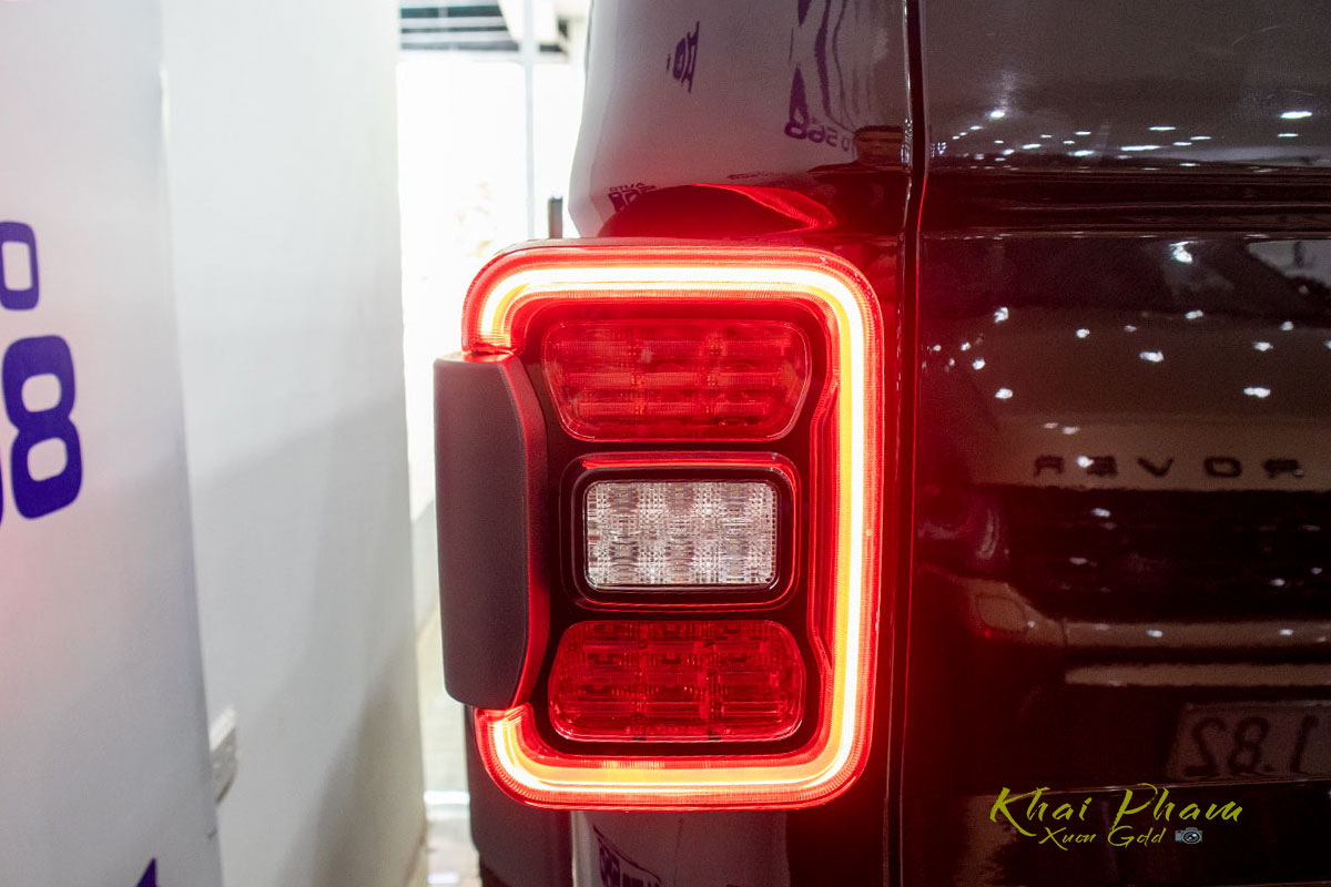 Ảnh chụp đèn hậu sáng xe Jeep Gladiator Rubicon 2020