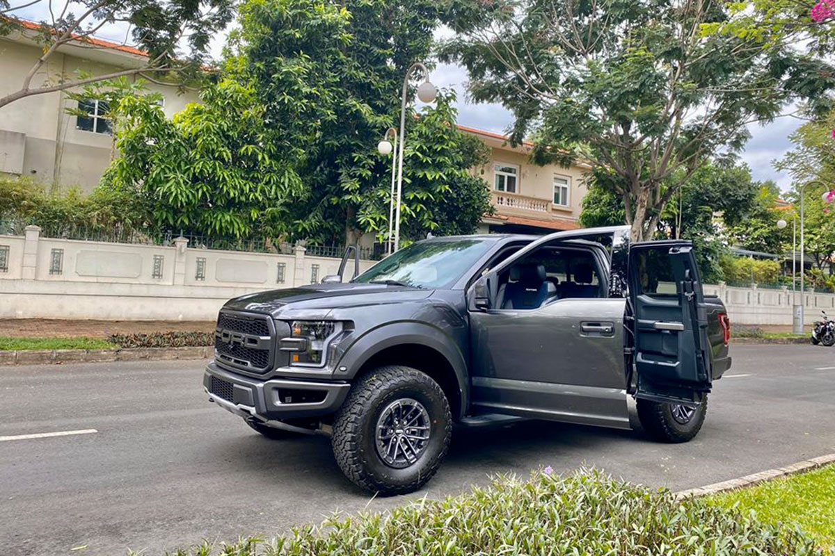 Ảnh chụp trước xe Ford F-150 Raptor cửa Rolls-Royce