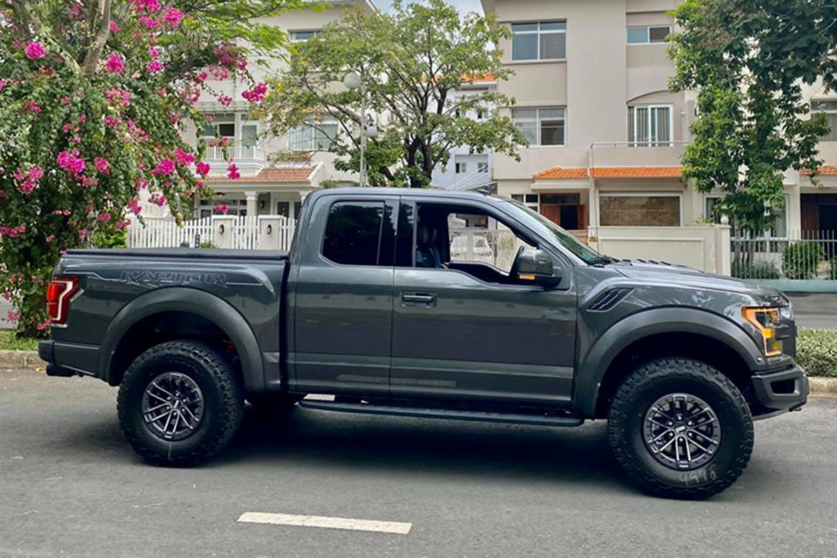 Ảnh chụp ngang thân xe Ford F-150 Raptor cửa Rolls-Royce