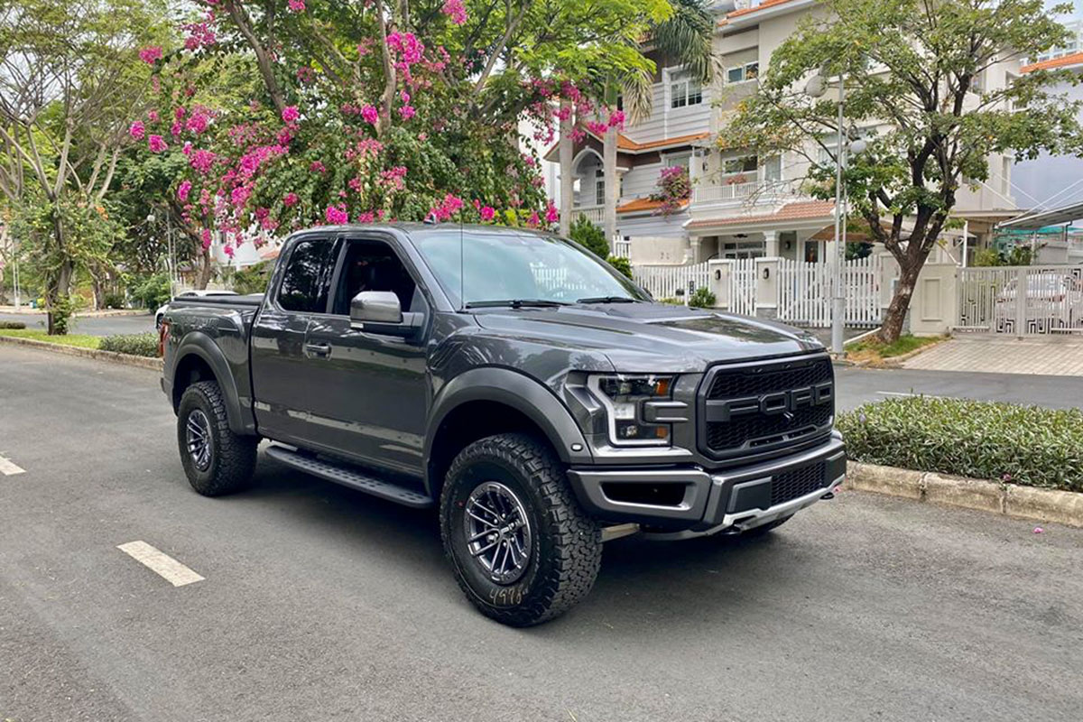 Ảnh chụp trước xe Ford F-150 Raptor cửa Rolls-Royce