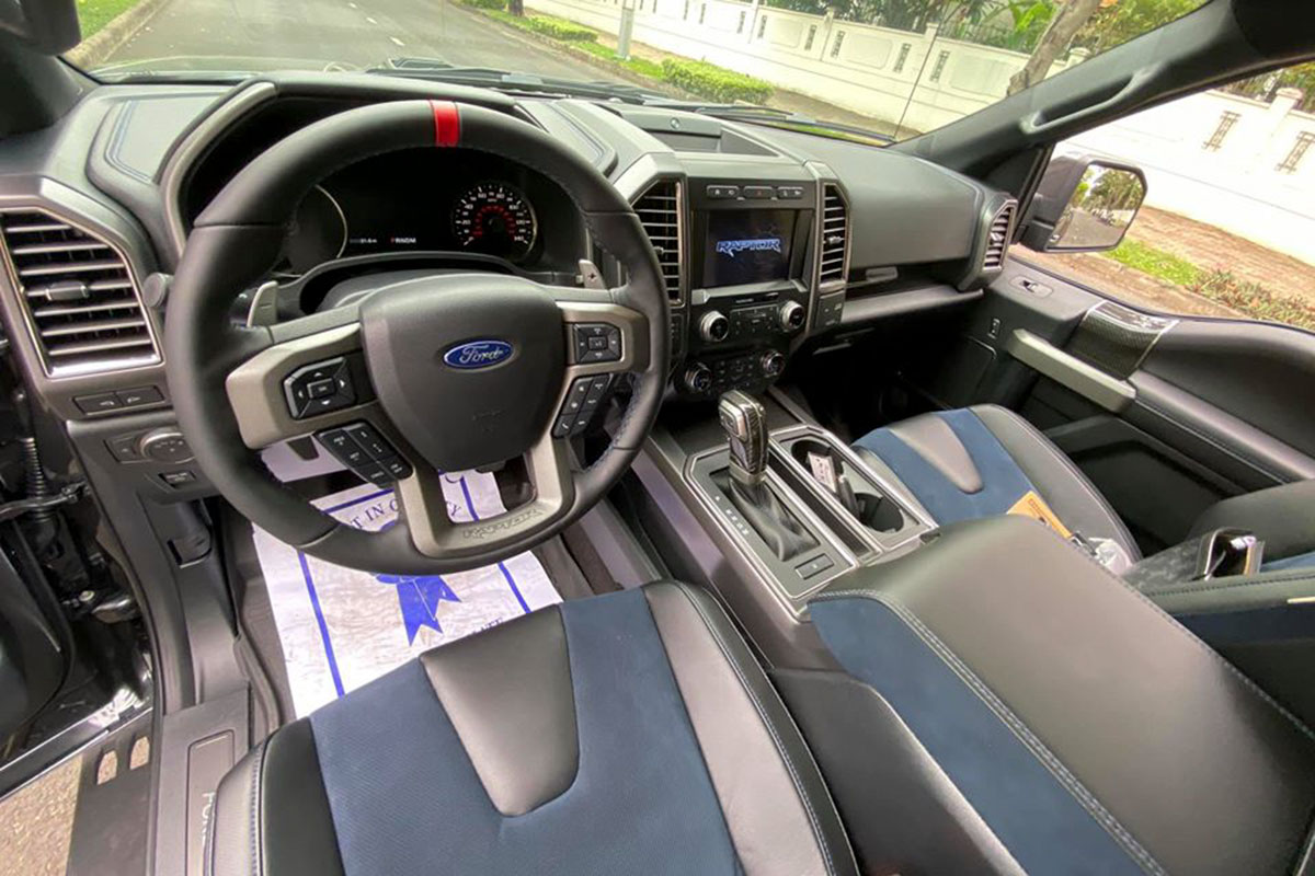 Ảnh chụp khoang lái xe Ford F-150 Raptor cửa Rolls-Royce