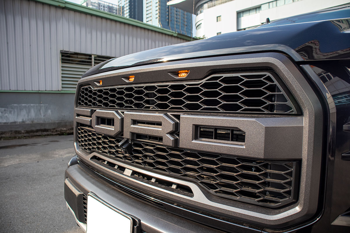 Ảnh chụp lưới tản nhiệt xe Ford F-150 Raptor cửa Rolls-Royce