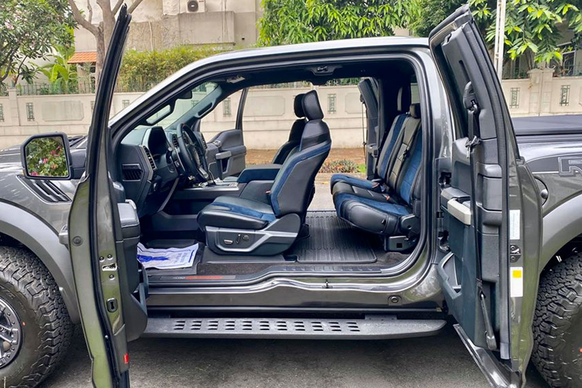 Ảnh chụp thân mở cửa xe Ford F-150 Raptor cửa Rolls-Royce