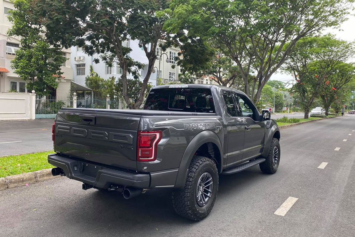 Ảnh chụp chính diện đuôi xe Ford F-150 Raptor cửa Rolls-Royce fe