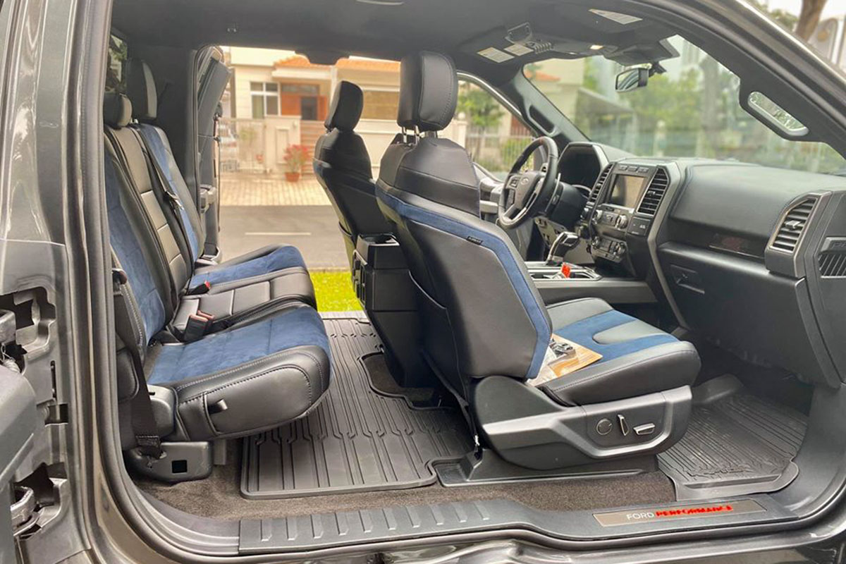 Ảnh chụp cửa mở xe Ford F-150 Raptor cửa Rolls-Royce 1