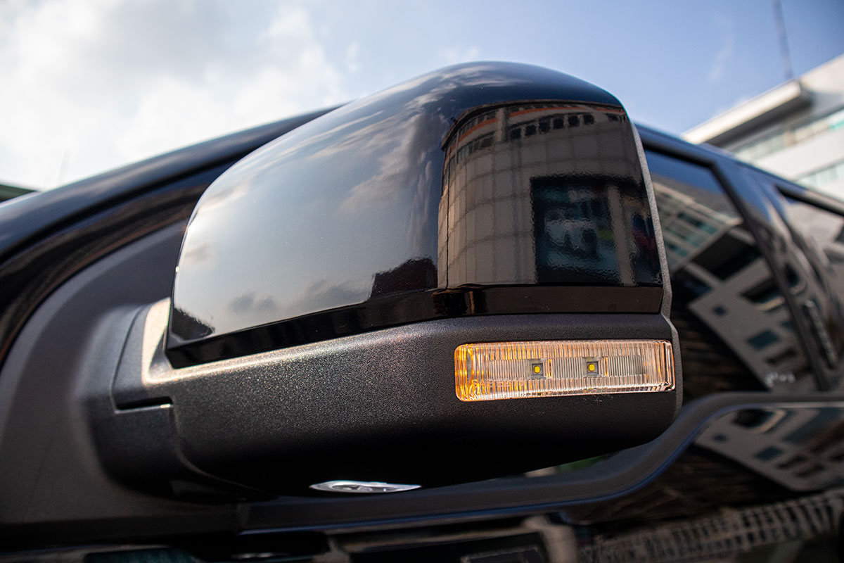 Ảnh chụp gương xe Ford F-150 Raptor cửa Rolls-Royce