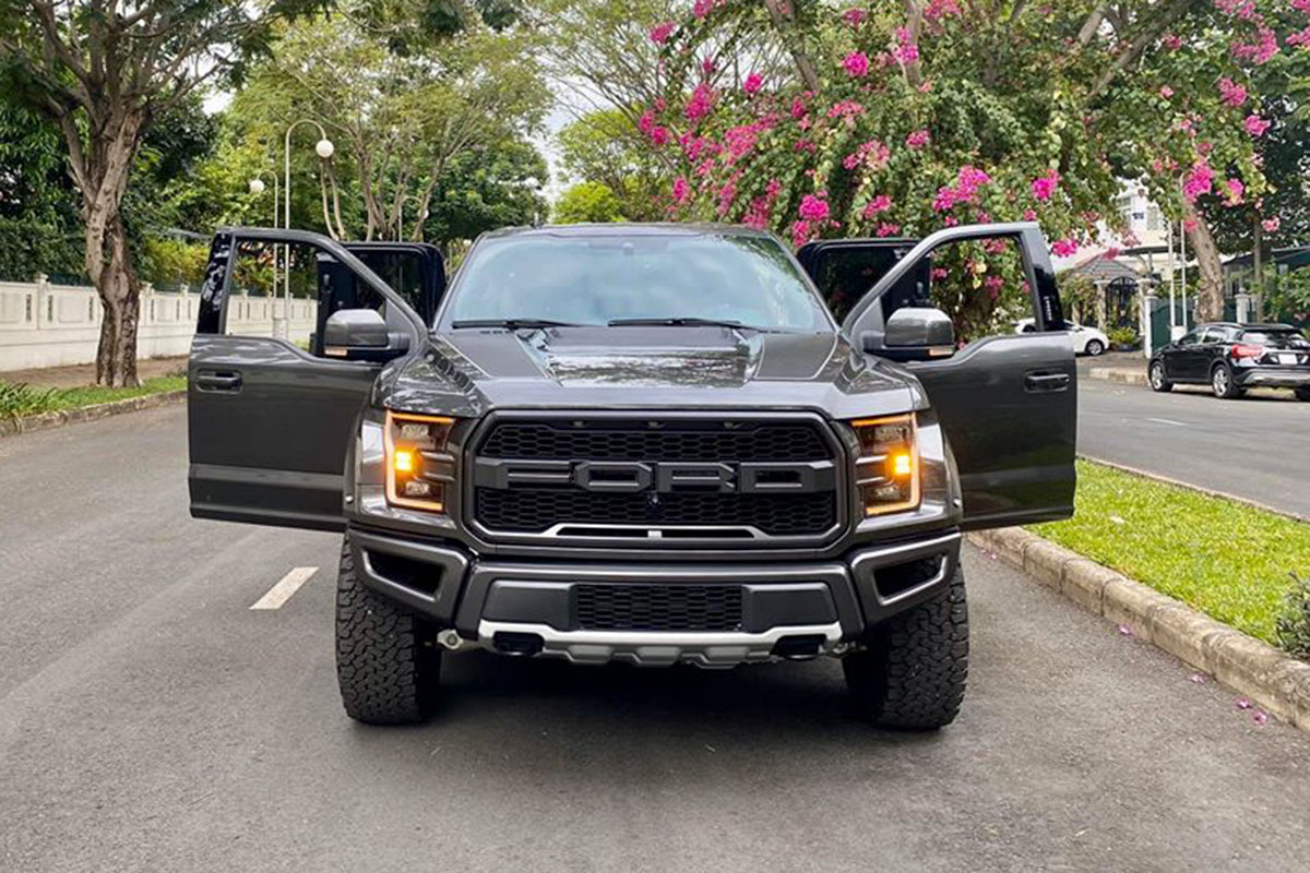 Ảnh chụp chính diện đầu xe Ford F-150 Raptor cửa Rolls-Royce