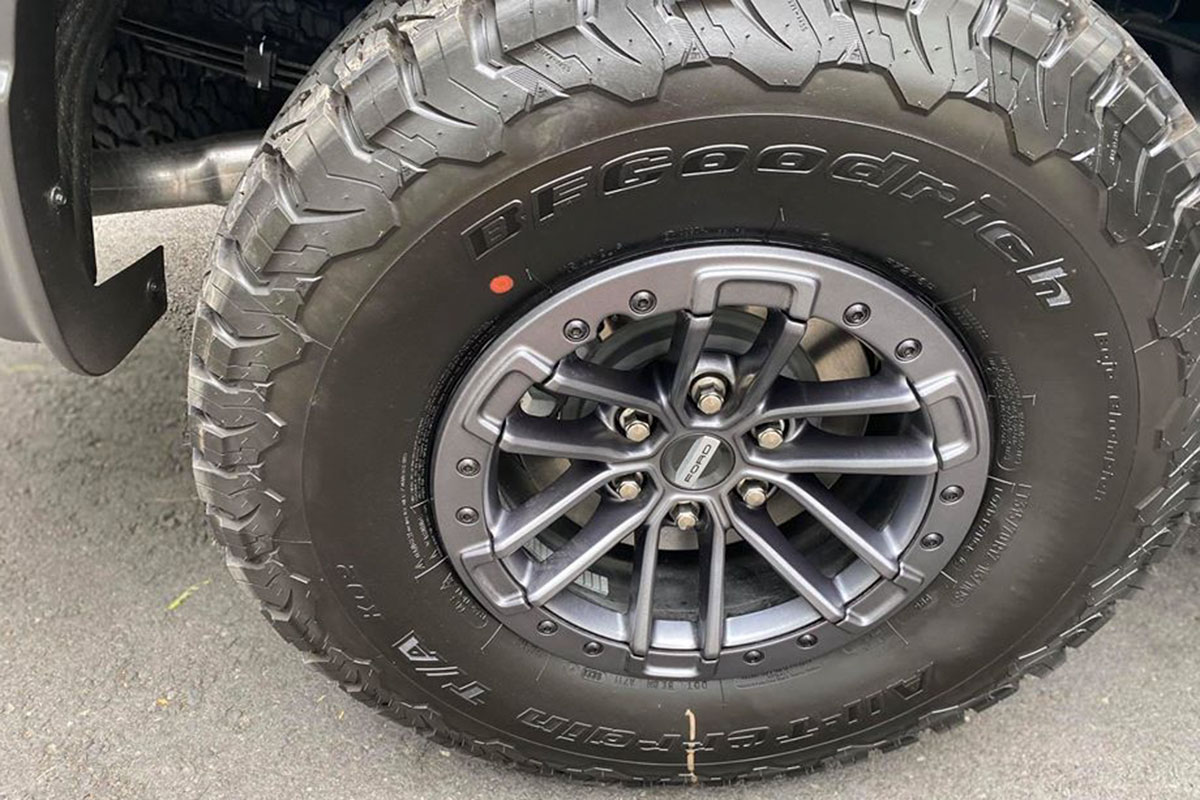 Ảnh chụp mâm xe Ford F-150 Raptor cửa Rolls-Royce