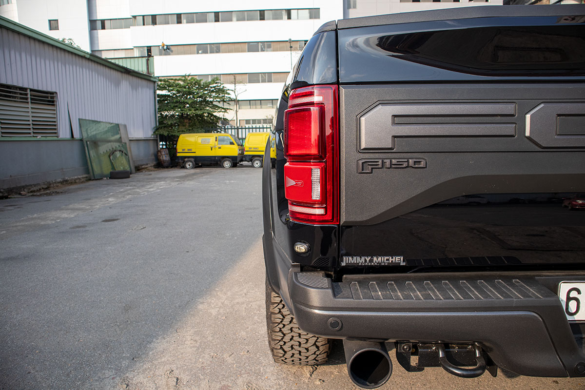 Ảnh chụp đèn hậu xe Ford F-150 Raptor cửa Rolls-Royce