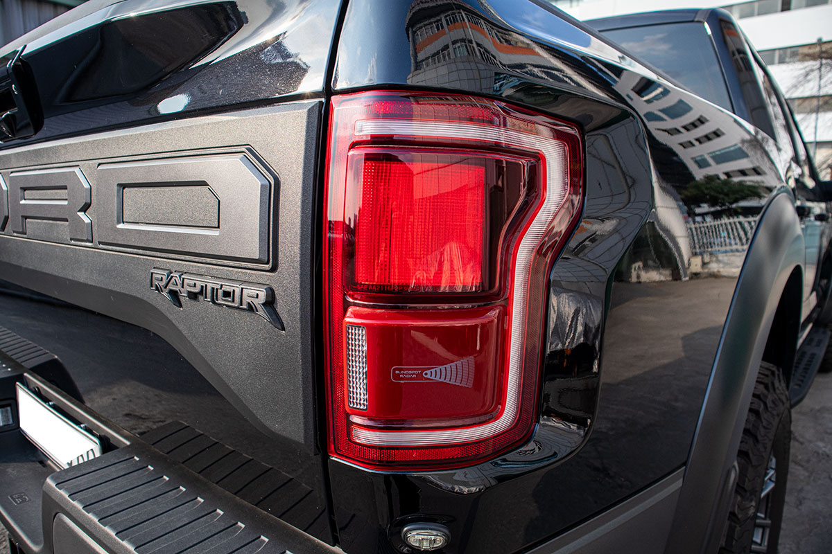 Ảnh chụp đèn hậu xe Ford F-150 Raptor cửa Rolls-Royce 1