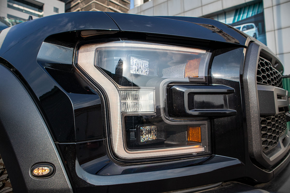 Ảnh chụp đèn pha xe Ford F-150 Raptor cửa Rolls-Royce