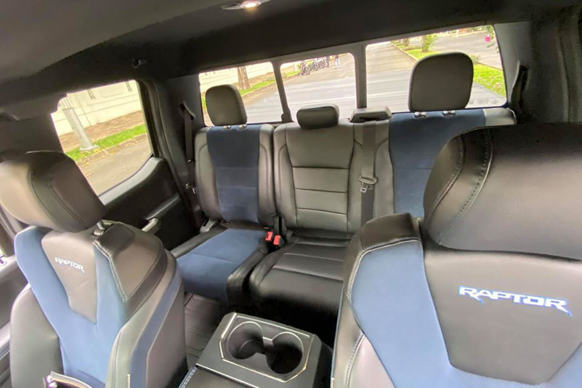 Ảnh chụp ghế sau xe Ford F-150 Raptor cửa Rolls-Royce 1