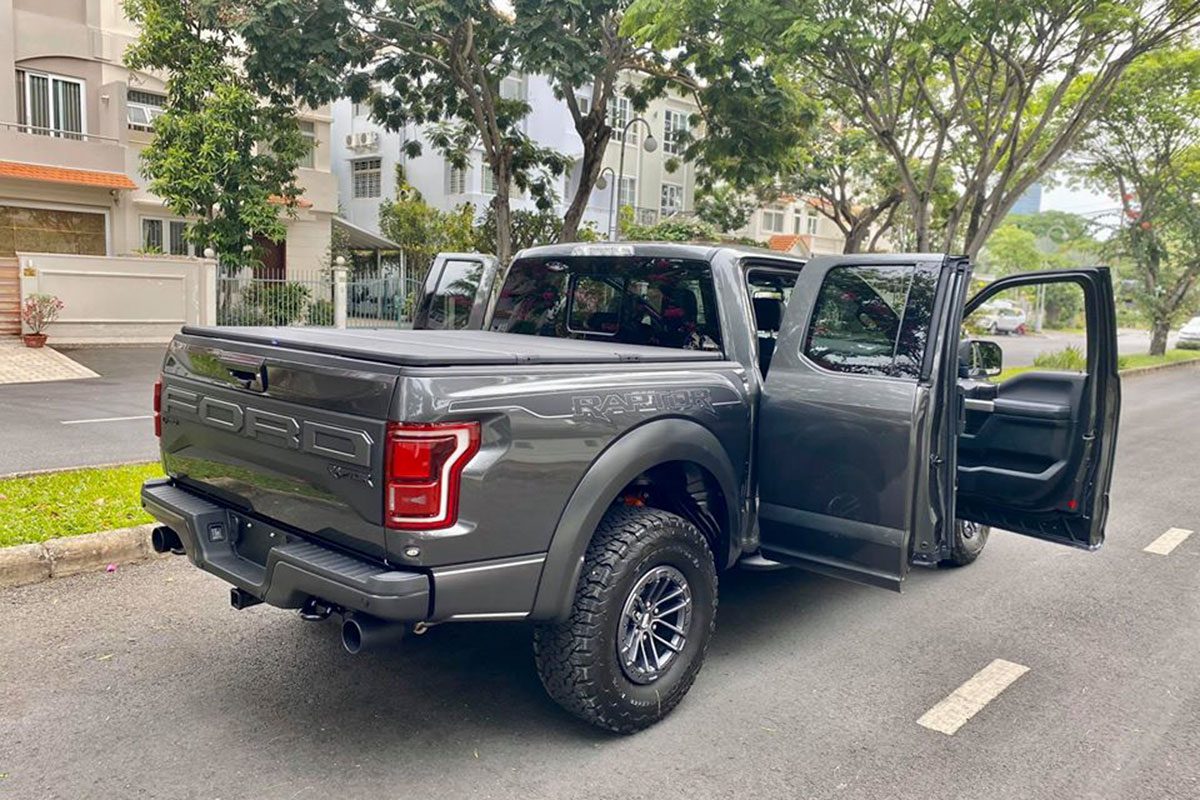 Ảnh chụp sau thân xe Ford F-150 Raptor cửa Rolls-Royce