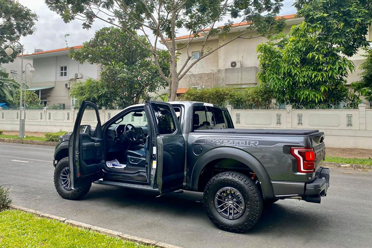 Ảnh chụp ngang xe Ford F-150 Raptor cửa Rolls-Royce