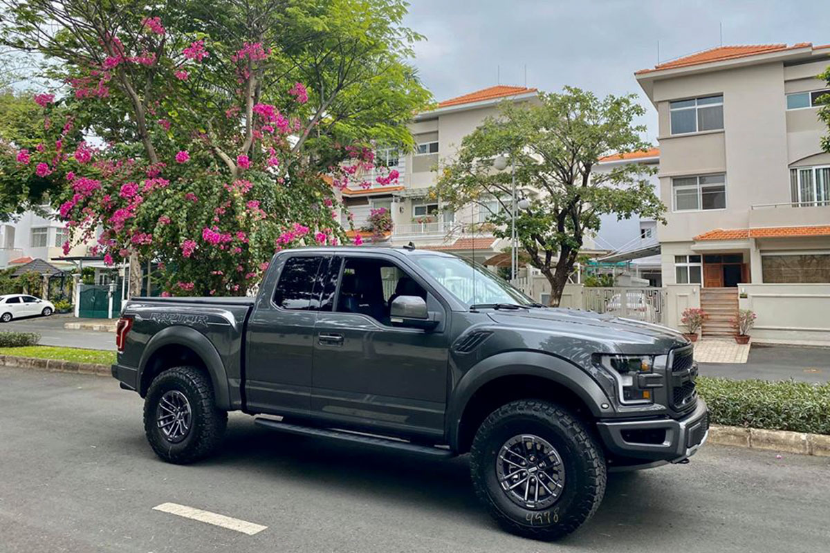 Ảnh chụp sau xe Ford F-150 Raptor cửa Rolls-Royce