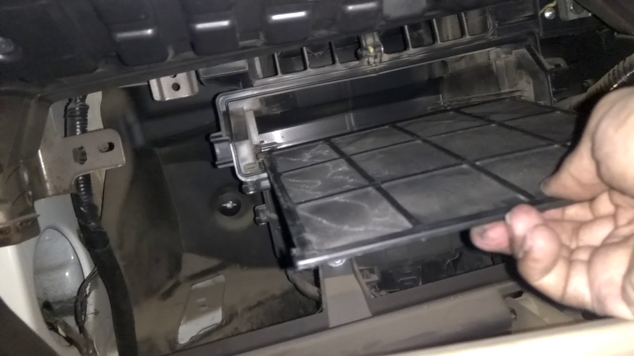 Bụi bẩn bám trên lưới lọc của hệ thống điều hoà Bụi bẩn bám trên lưới lọc của hệ thống điều hoà.