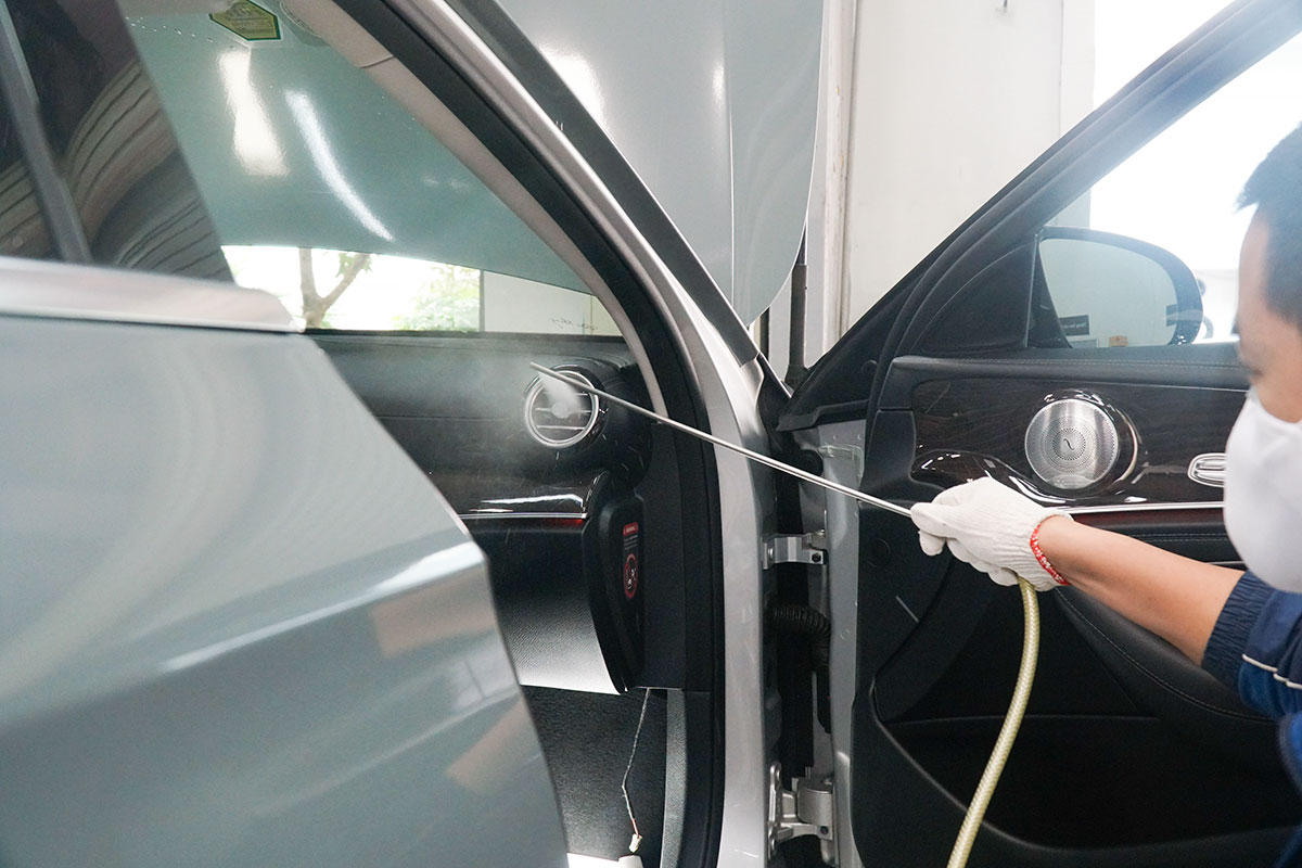 các hốc gió điều hoà được phun rửa bằng hoá chất chuyên biệt các hốc gió điều hoà được phun rửa bằng hoá chất chuyên biệt.