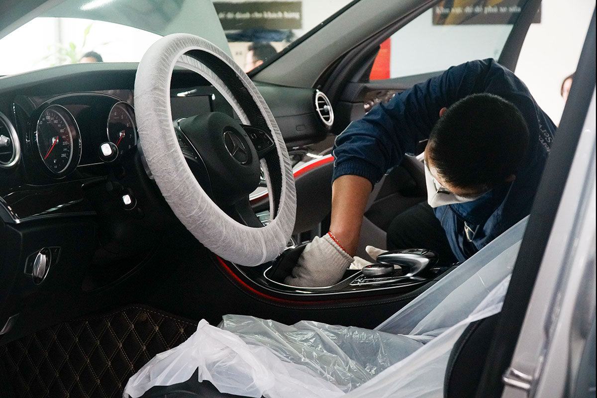 Thường xuyên dọn nội thất cũng là cách giúp mà nhiều chủ xe đang làm để chăm sóc xế cưng Thường xuyên dọn nội thất cũng là cách giúp mà nhiều chủ xe đang làm để chăm sóc xế cưng.