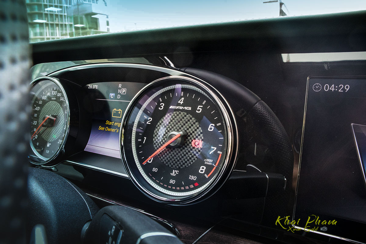 Ảnh chụp đồng hồ sau lái xe Mercedes-AMG G63 2020
