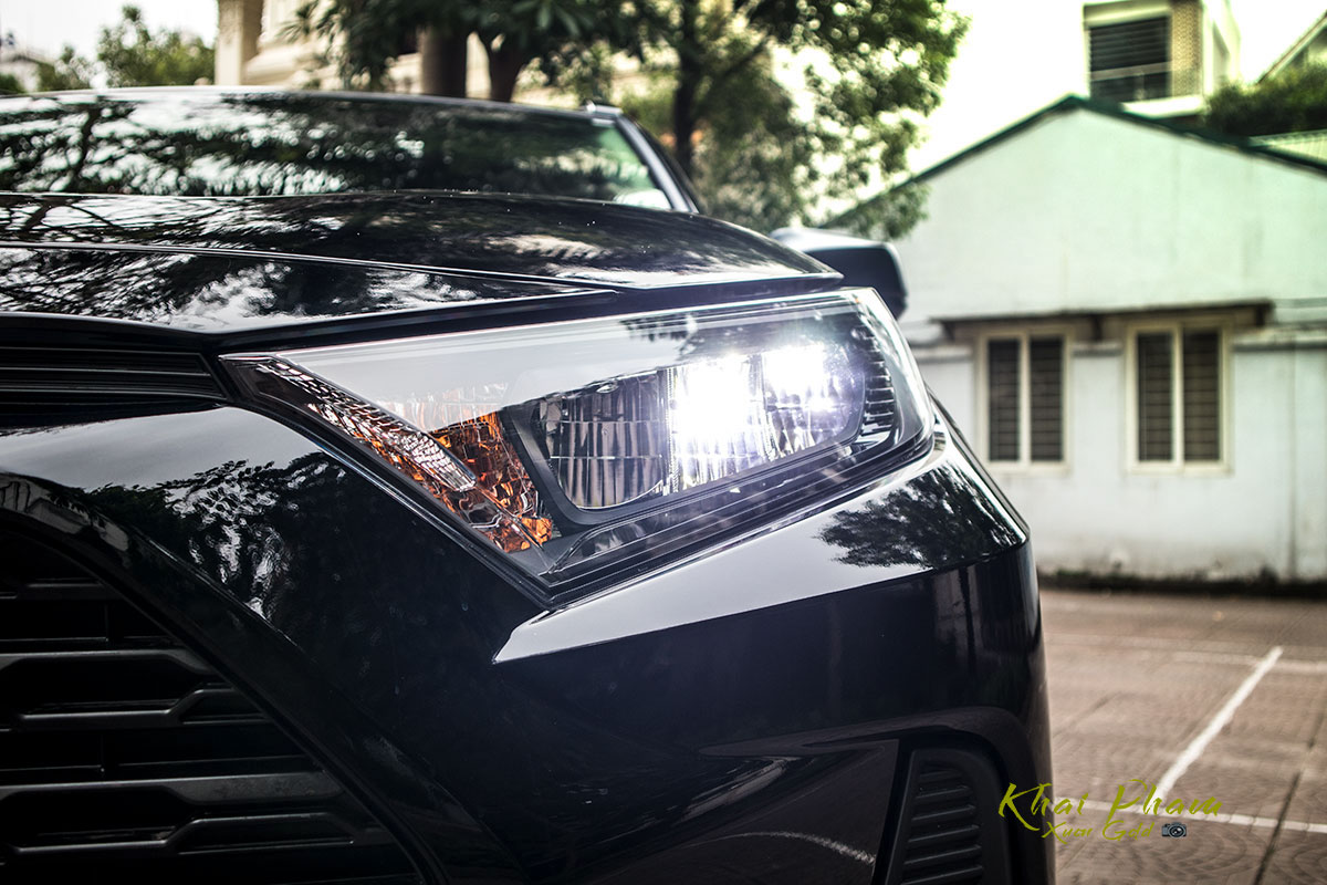 Ảnh chụp đèn pha sáng xe Toyota RAV4 2020 