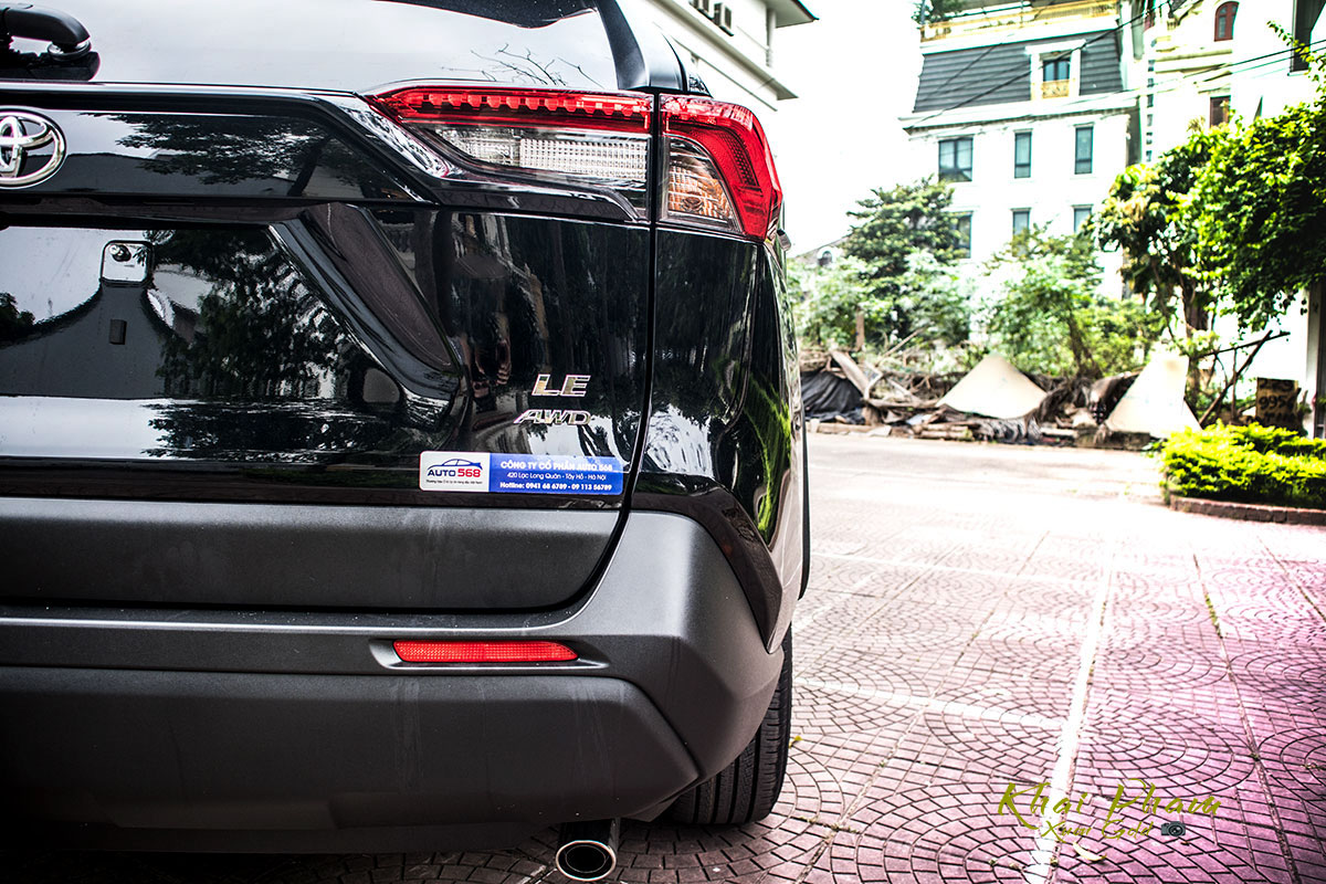 Ảnh chụp đuôi đèn sau xe Toyota RAV4 2020 